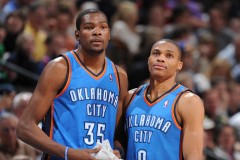 阿德托昆博欧锦赛闪耀，雄鹿队续约领袖新季再战NBA